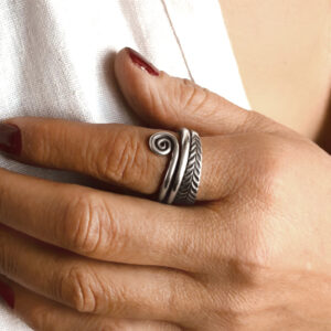 ANILLO AJUSTABLE HOJA  HECHO A MANO