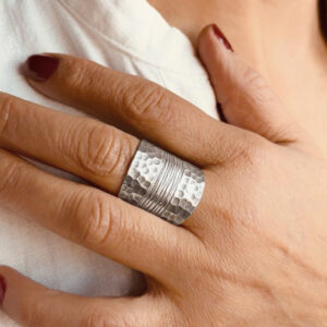 ANILLO PUNTOS LÍNEAS HECHO A MANO