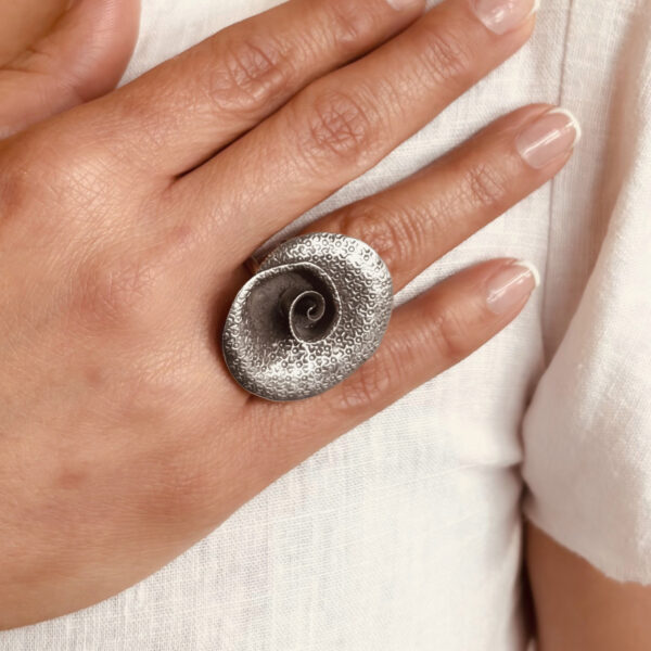 ANILLO AJUSTABLE FLOR TALLADA HECHO A MANO