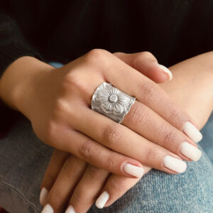 ANILLO AJUSTABLE FLOR HOJA HECHO A MANO