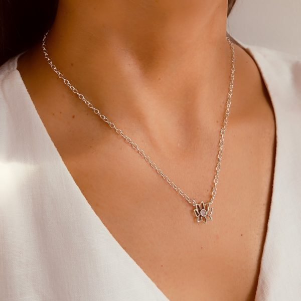 COLLAR FLOR DE LOTO PIEDRA NATURAL