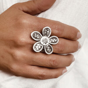 ANILLO AJUSTABLE FLOR TEJIDA HECHO A MANO