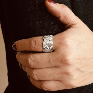 ANILLO AJUSTABLE ENTRELAZADO HECHO A MANO