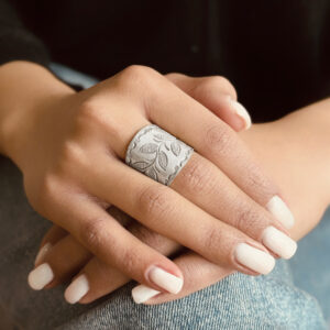 ANILLO AJUSTABLE CON DISEÑO DE HOJAS HECHO A MANO
