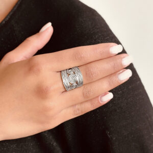 ANILLO AJUSTABLE ESPIRALES HECHO A MANO