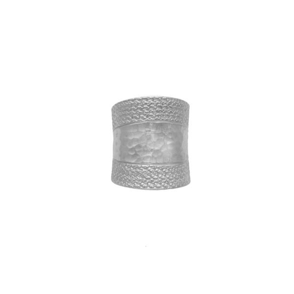 ANILLO AJUSTABLE MARTILLADO CON DISEÑO HECHO A MANO