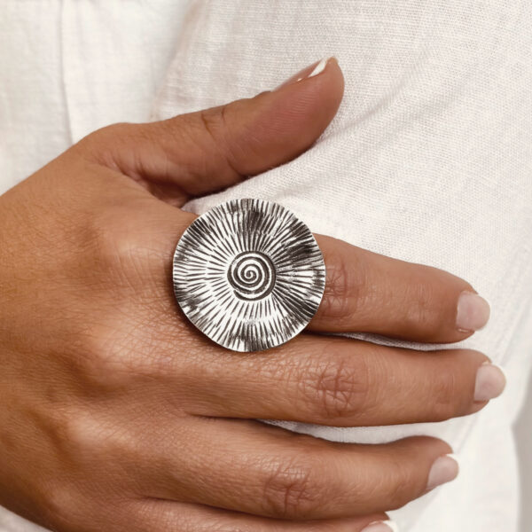 ANILLO AJUSTABLE CÍRCULO CON ESPIRAL HECHO A MANO