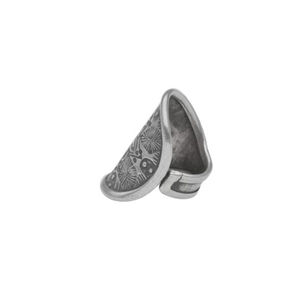 ANILLO AJUSTABLE FLOR TALLADA HECHO A MANO - Imagen 2