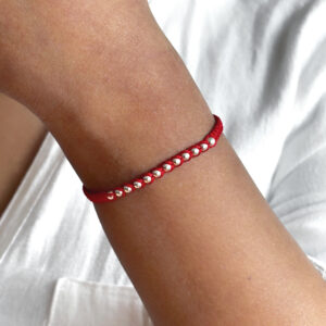 PULSERA AJUSTABLE BOLITAS HILO ROJO