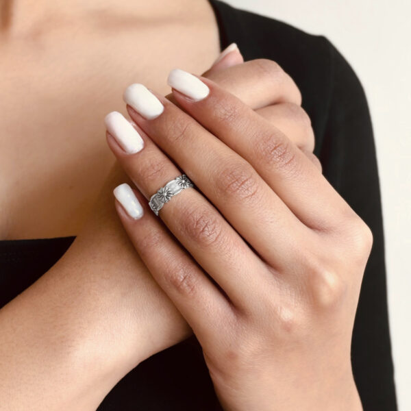 ANILLO MIDI FLORES AJUSTABLE